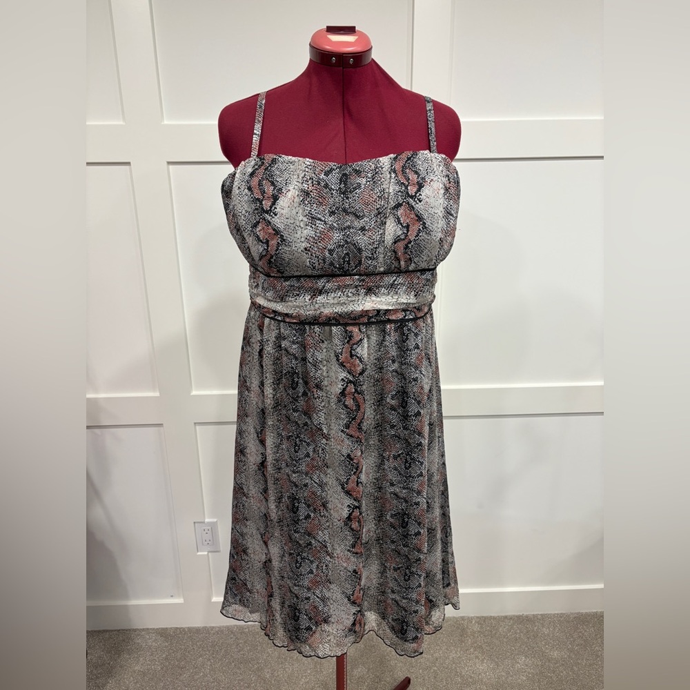 ✨3 for $25✨

Reitmans Strapless Snake Print Dress - Black, Gray, Pink